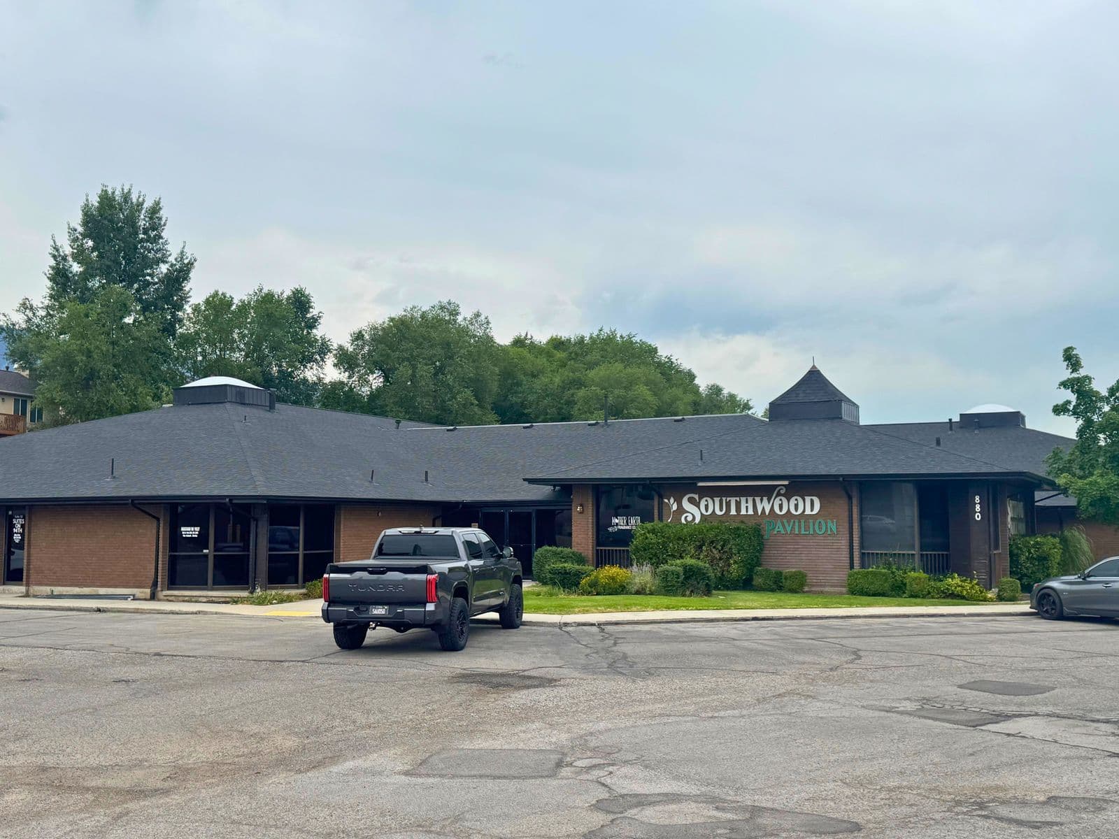 Single story office building at 880 East 9400 South in Sandy